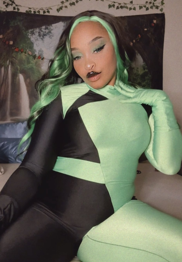 Ariaa Foxx GFE OnlyFans star wearing a green and black costume matching her hair color