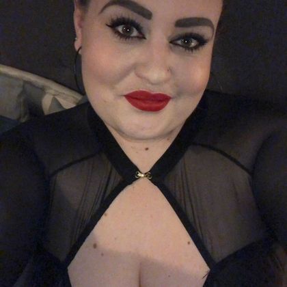 Hellcat (@wild.hellcat) Modelo OnlyFans de Cambridge selfie con lápiz labial rojo y top negro