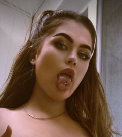 Katya - @virgin_katya - Foto sexy modelo Virgen Católica OnlyFans con collar