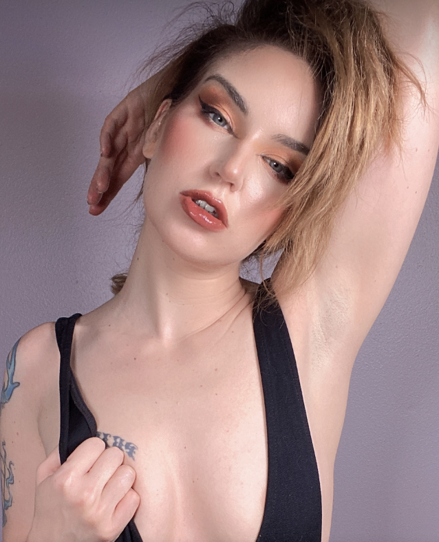 Xena Zeit-Geist (@xenazeitgeist) onlyfans-Modell aus Louisiana, Bild in einem schwarzen Hemd