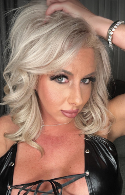 Leutnant Bella Lexi (@the_real_bella_lexi) onlyfans-Modell aus Louisiana, Bild mit Armband