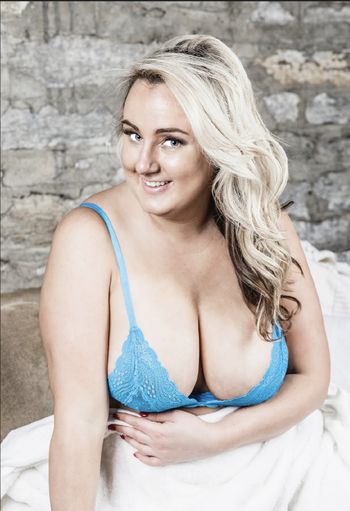 Best Minnesota OnlyFans Model sexy photo - Uptown Girl (@uptown_girl_xoxo) wearing a blue bra