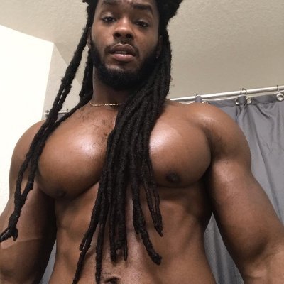 Black Boys XL (@blackboysxl) Gay Onlyfans Modelbild im Stehen, das seinen Körper zeigt