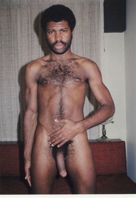 Hairy Black Guy (@hairyblackguy), schwules Onlyfans-Model, steht nackt da