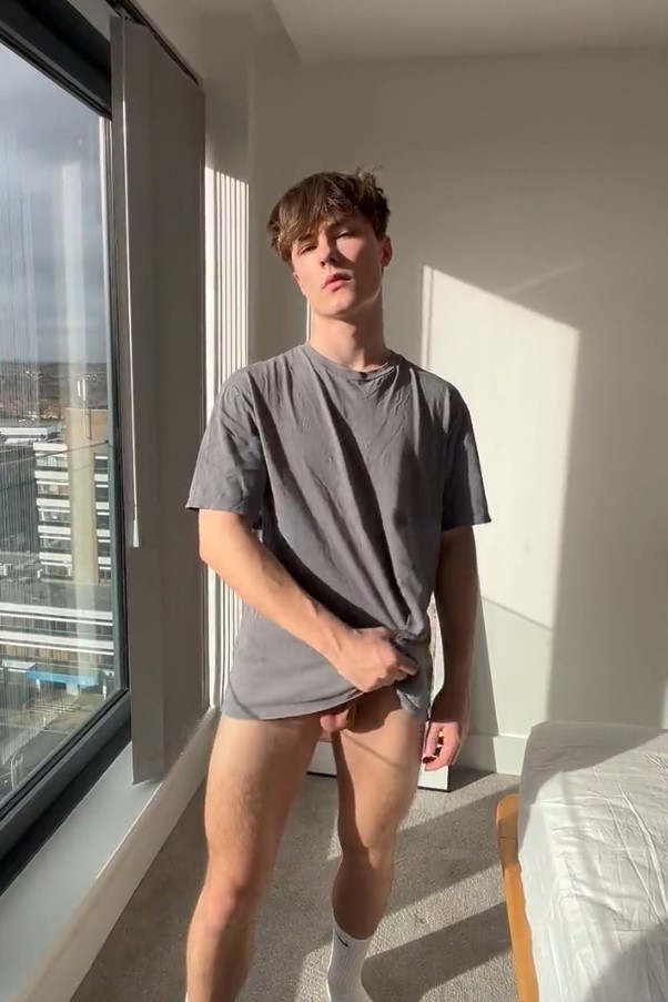 KodyTwink (@kodytwink) tiktok gay debout portant un t-shirt gris