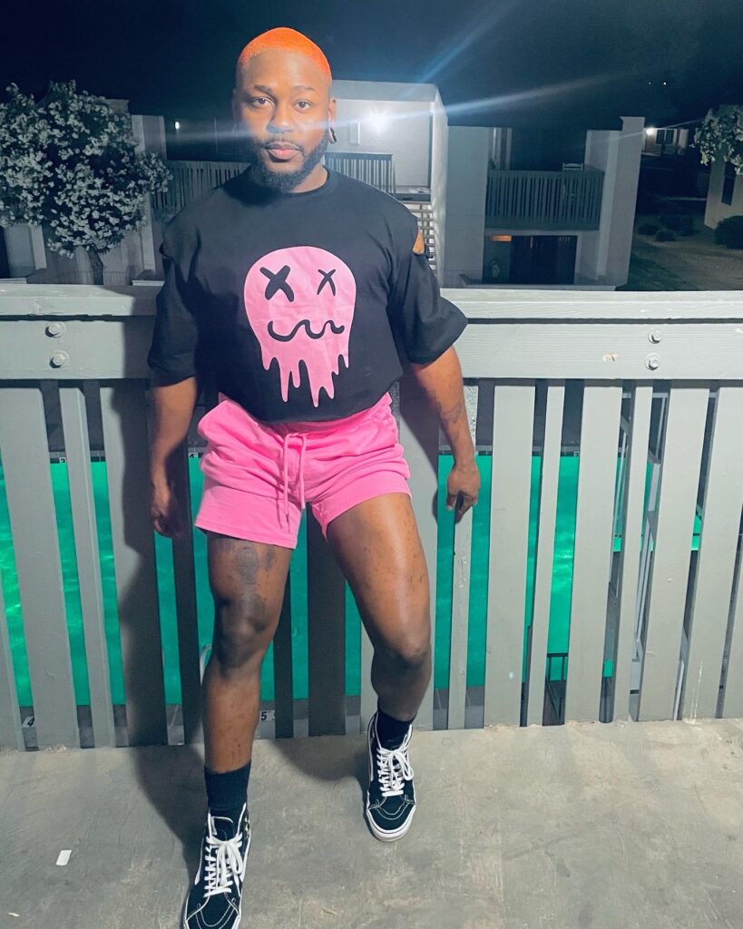 Caliboycutee (@caliboycutee) schwules Onlyfans-Model, das ein schwarzes T-Shirt trägt