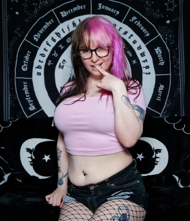 Gothicc Hel | Goth FemDomme | Das norwegische (@gothicc_hel) Onlyfans-Modelbild trägt ein rosa Crop-Top