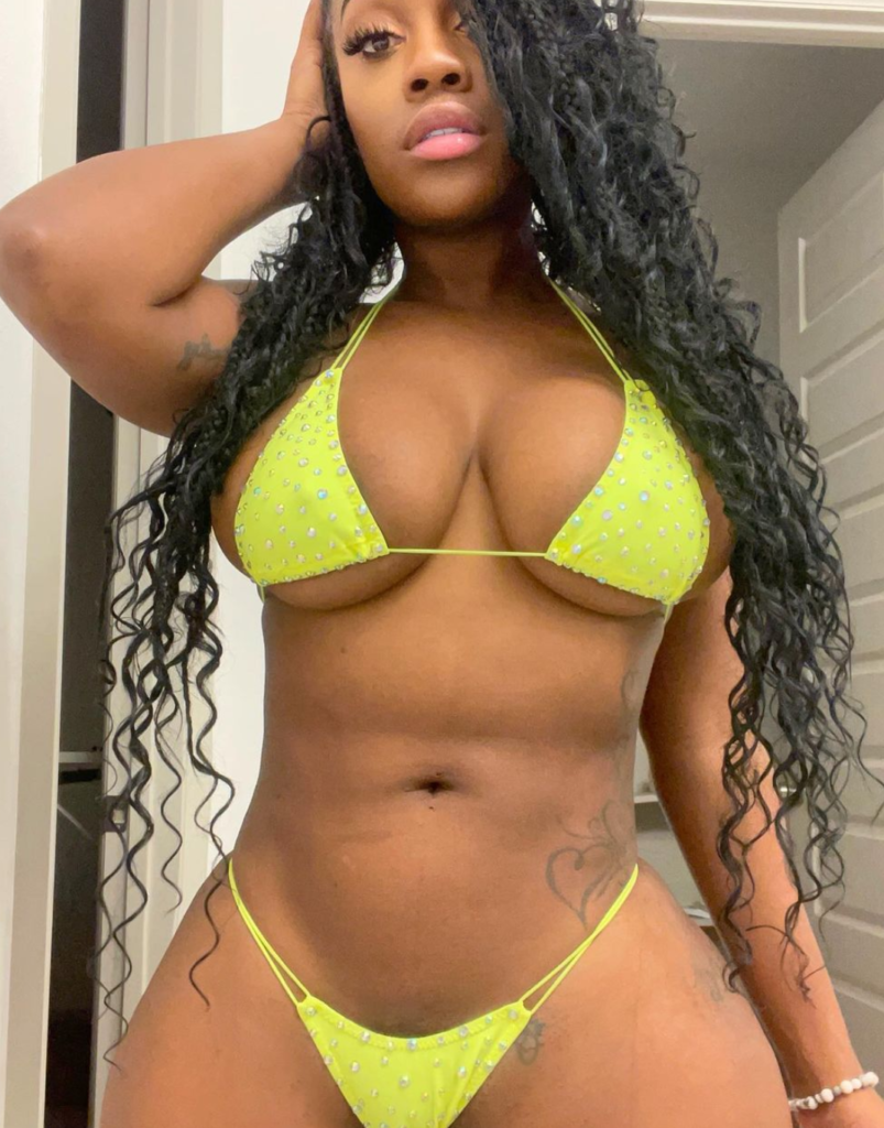 DiamondTheBody @dtb29 onlyfans model sexy photo wearing green bikini