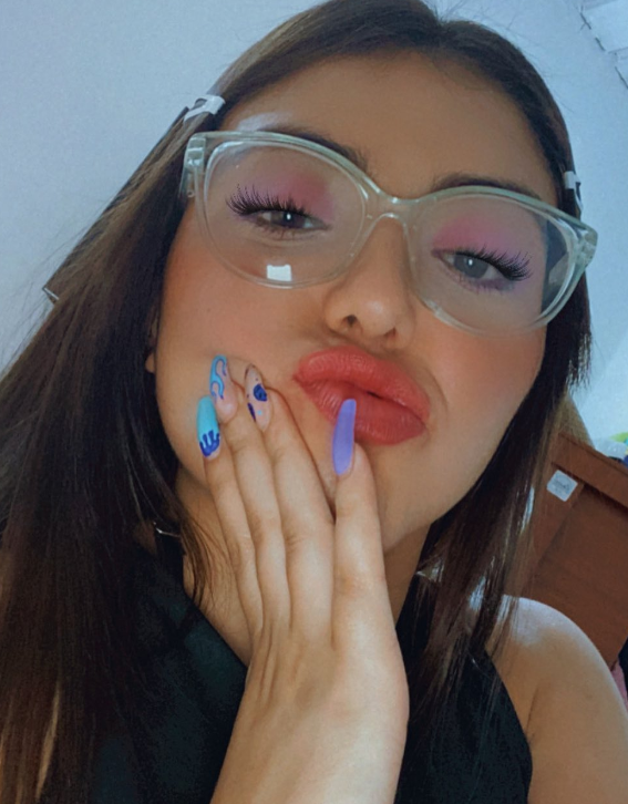 Mia Zi @themiazi onlyfans modèle photo sexy portant des lunettes