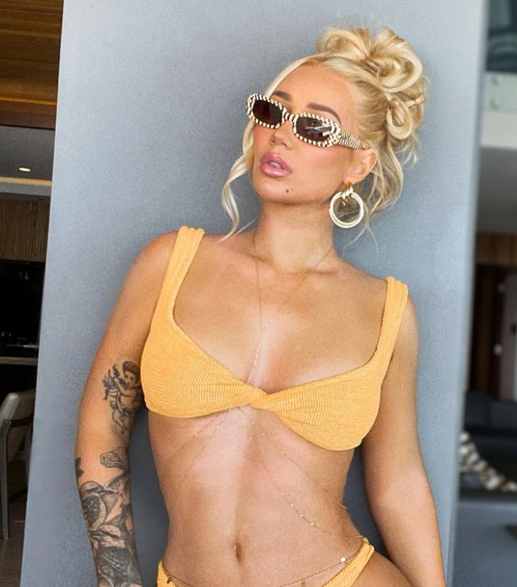 photo sexy du modèle Iggy Azalea onlyfans debout en bikini jaune