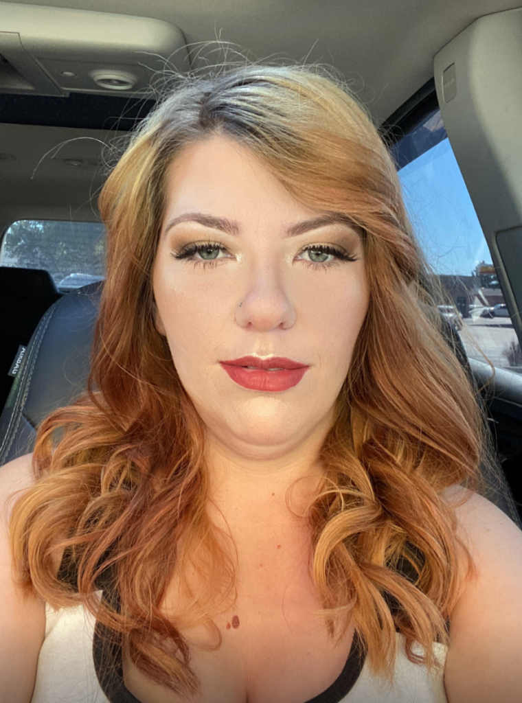 Photo sexy du modèle OnlyFans du Dakota du Nord @ smalltowngirl22 selfie en voiture