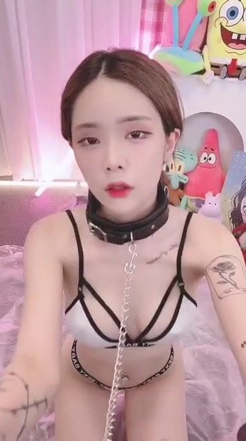 Girl Crush Yuka OnlyFans imagen sexy con cuello